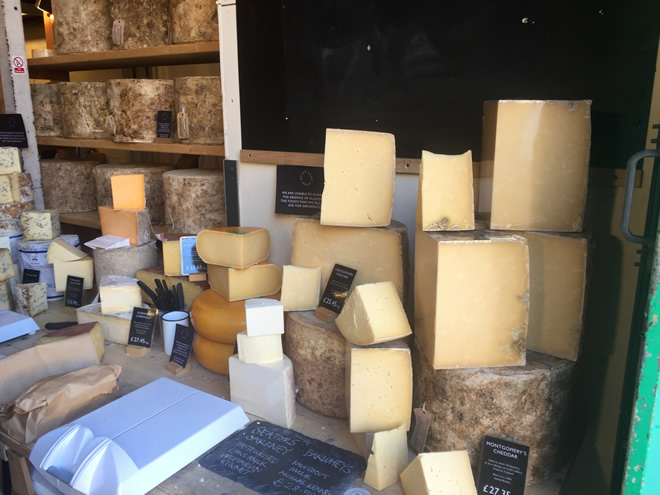 ニールズ・ヤード・デーリーのチーズの数々。イギリス全土の農家から新鮮な製品を仕入れている