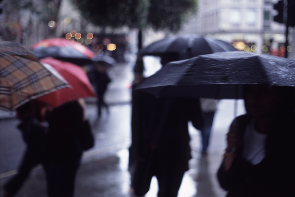 梅雨本番。急な雨にビニール傘はNG？備えておきたい折りたたみ傘 | TABITUS＋（タビタス） - 出張や旅行に“心地よさ”をプラスする